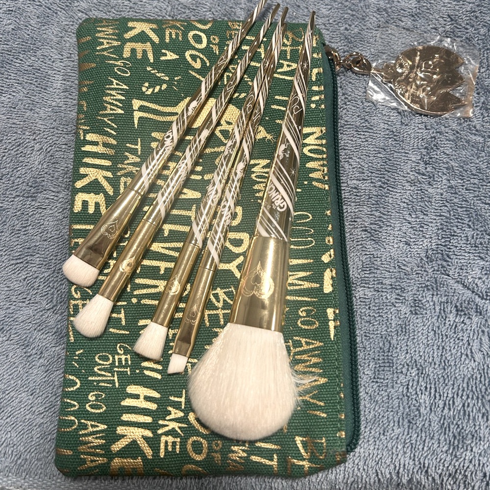 PUR x Grinch makeup Brushes and bag
